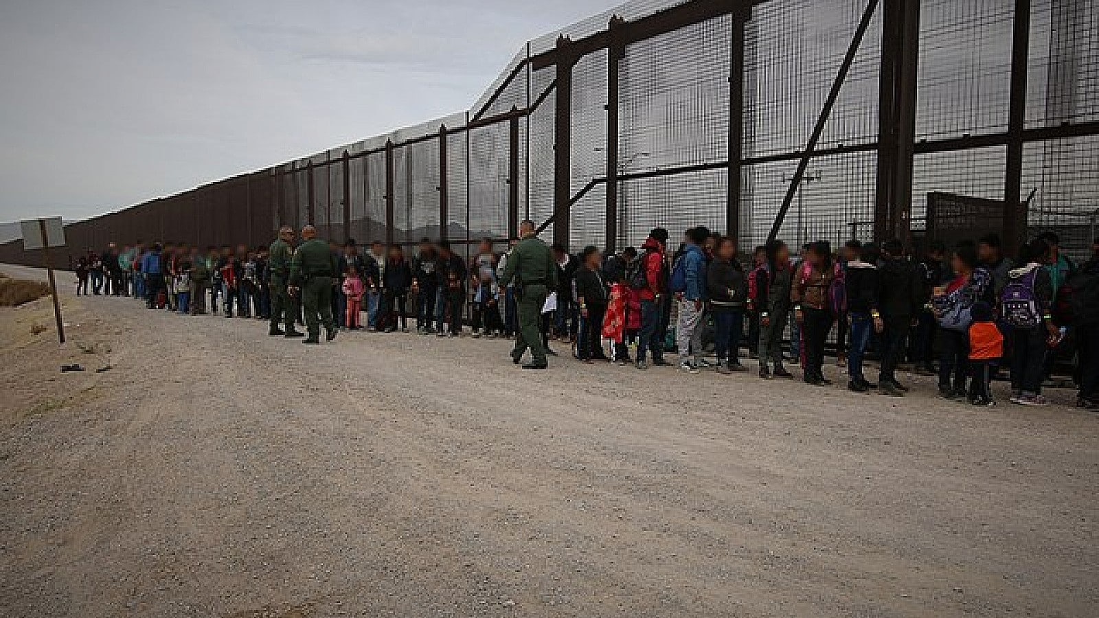 640px-El_Paso_Border_Patrol_agents_intercept_a_large_group_of_migrants_-_40439688753