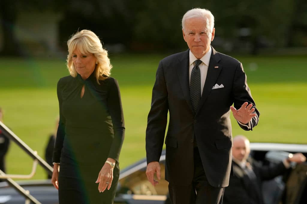 US President Joe Biden (R) and First Lady Jill Biden (L) arrives at Buckingham Palace in London on September 18, 2022, following the death of Queen Elizabeth II on September 8. - Britain was gearing up Sunday for the momentous state funeral of Queen Elizabeth II as King Charles III prepared to host world leaders and as mourners queued for the final 24 hours left to view her coffin, lying in state in Westminster Hall at the Palace of Westminster. (Photo by Markus Schreiber / POOL / AFP) (Photo by MARKUS SCHREIBER/POOL/AFP via Getty Images)