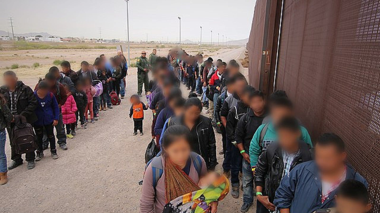 640px-El_Paso_Border_Patrol_agents_intercept_a_large_group_of_migrants_-_40439689293 (1)