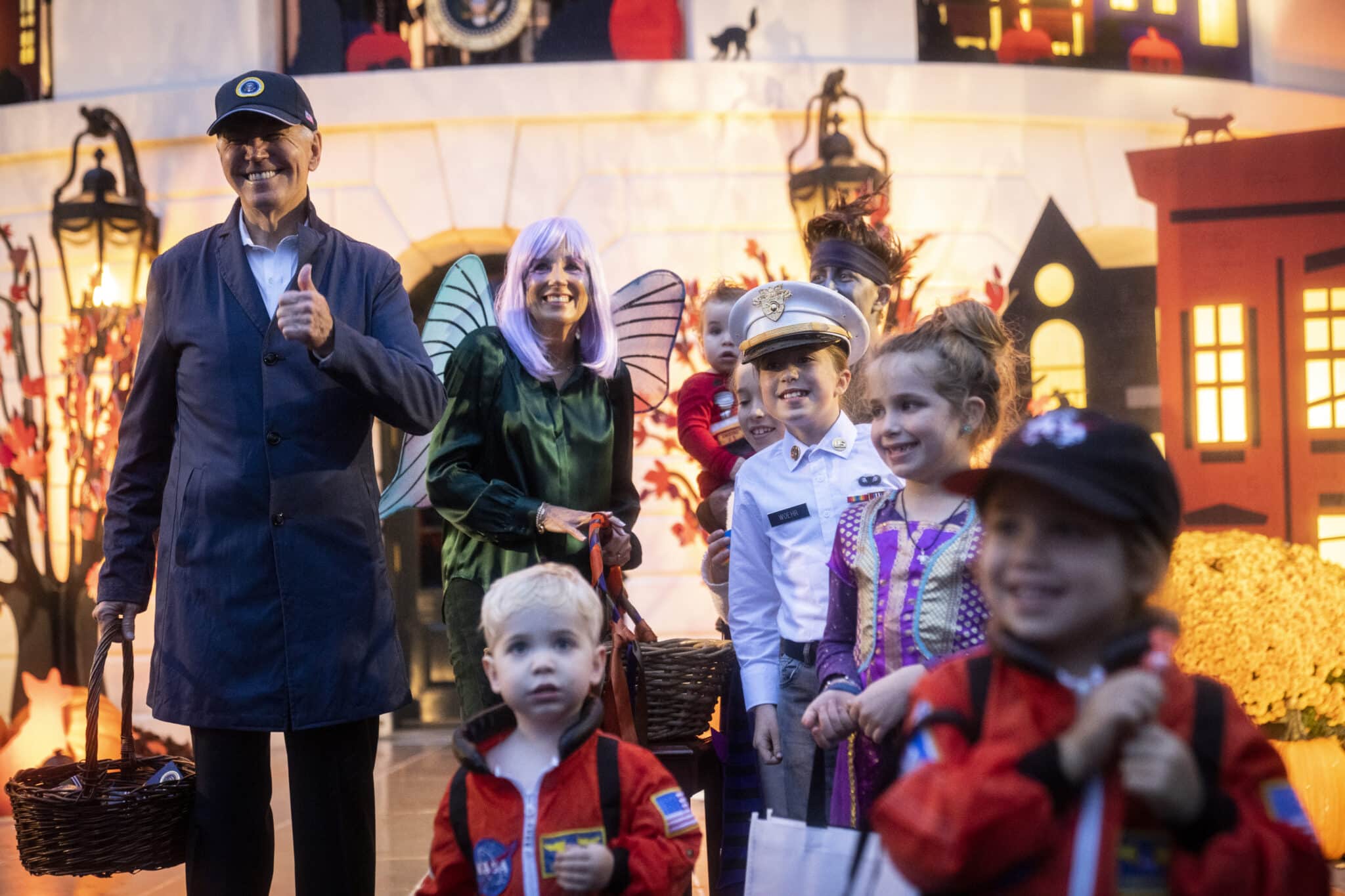 WASHINGTON, DC - OCTOBER 31: U.S. President Joe Biden and first lady Jill Biden greet trick-or-treaters during a Halloween event on the South Lawn of the White House October 31, 2022 in Washington, DC. The Bidens hosted the children of local firefighters, nurses, police officers and National Guard members. (Photo by Drew Angerer/Getty Images)