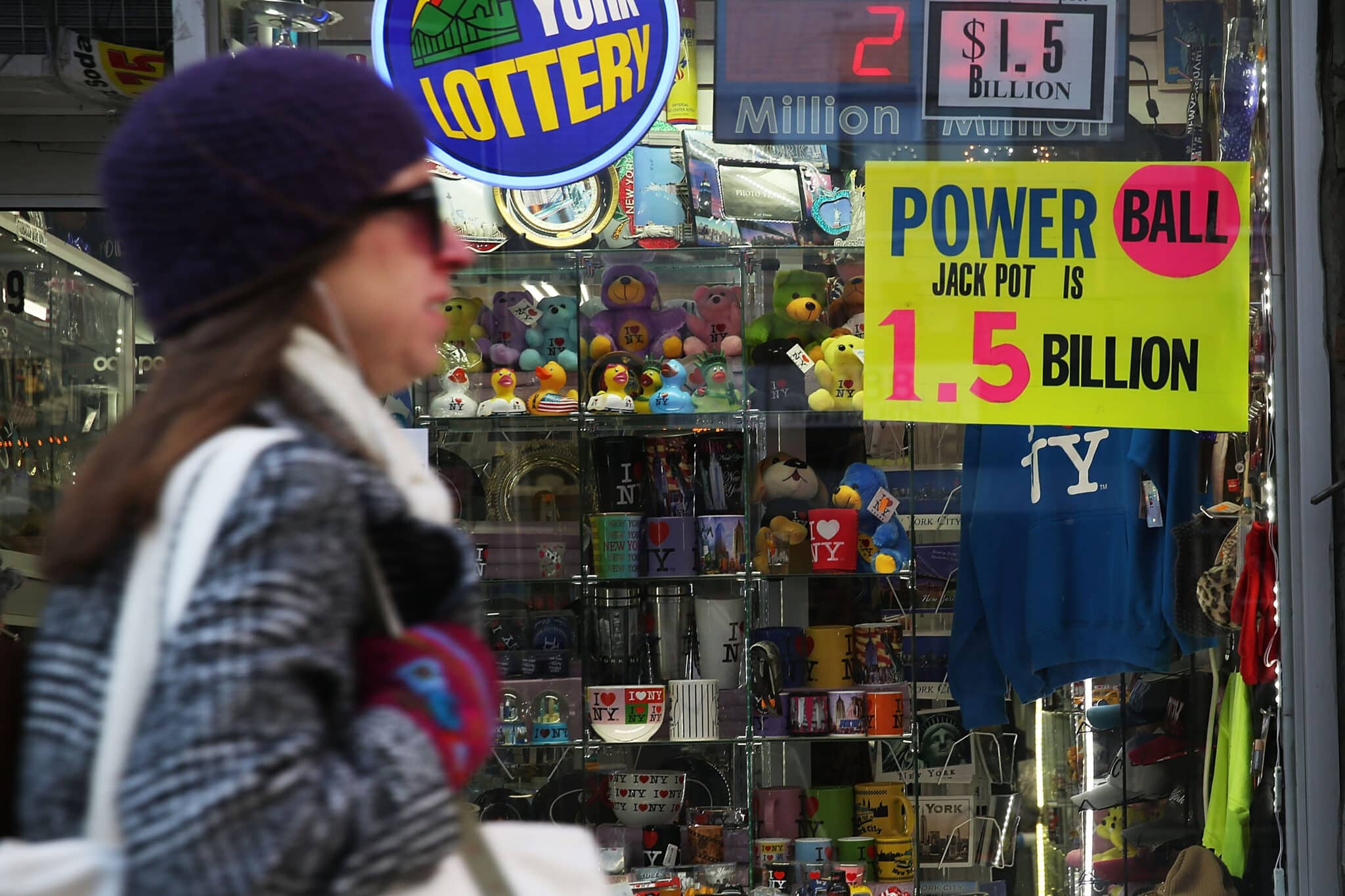 NEW YORK, NY - JANUARY 13:  A sign advertises the Powerball jackpoy
outside of a magazine store on January 13, 2016 in New York City. After no winners were declared in recent drawings, Wednesday night's $1.5-billion jackpot is the biggest in lottery history. Powerball is played in 44 states and three U.S. territories.  (Photo by Spencer Platt/Getty Images)