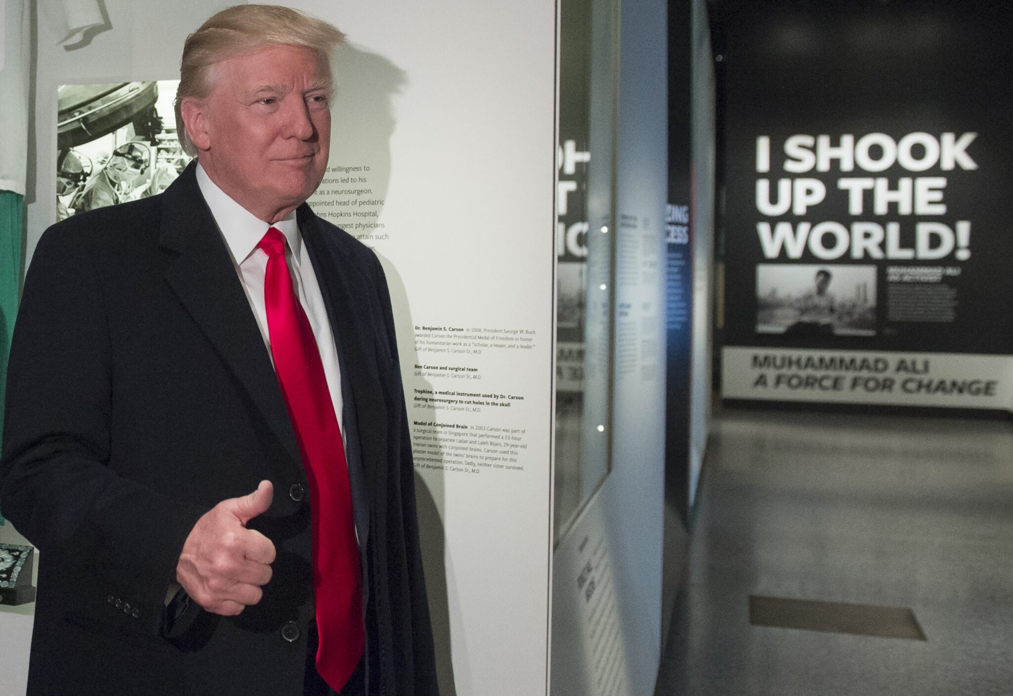 US President Donald Trump gives a thumbs-up as he tours the Smithsonian National Museum of African American History and Culture in Washington, DC, February 21, 2017. / AFP / SAUL LOEB        (Photo credit should read SAUL LOEB/AFP via Getty Images)