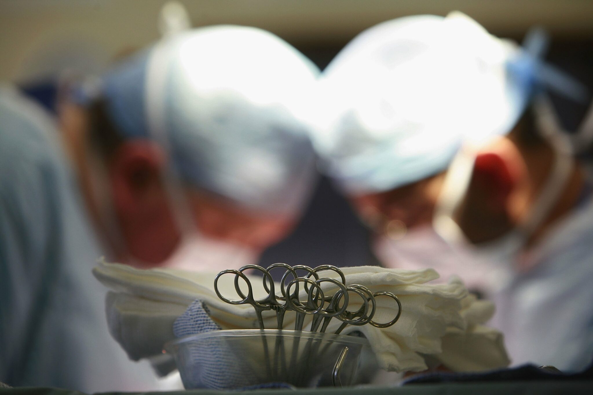 BIRMINGHAM, UNITED KINGDOM - JUNE 14:  Surgeons at The Queen Elizabeth Hospital Birmingham conduct an operation on June 14, 2006, Birmingham, England. Senior managers of the NHS have said that the organisation needs to become more open in the future. (Photo by Christopher Furlong/Getty Images)