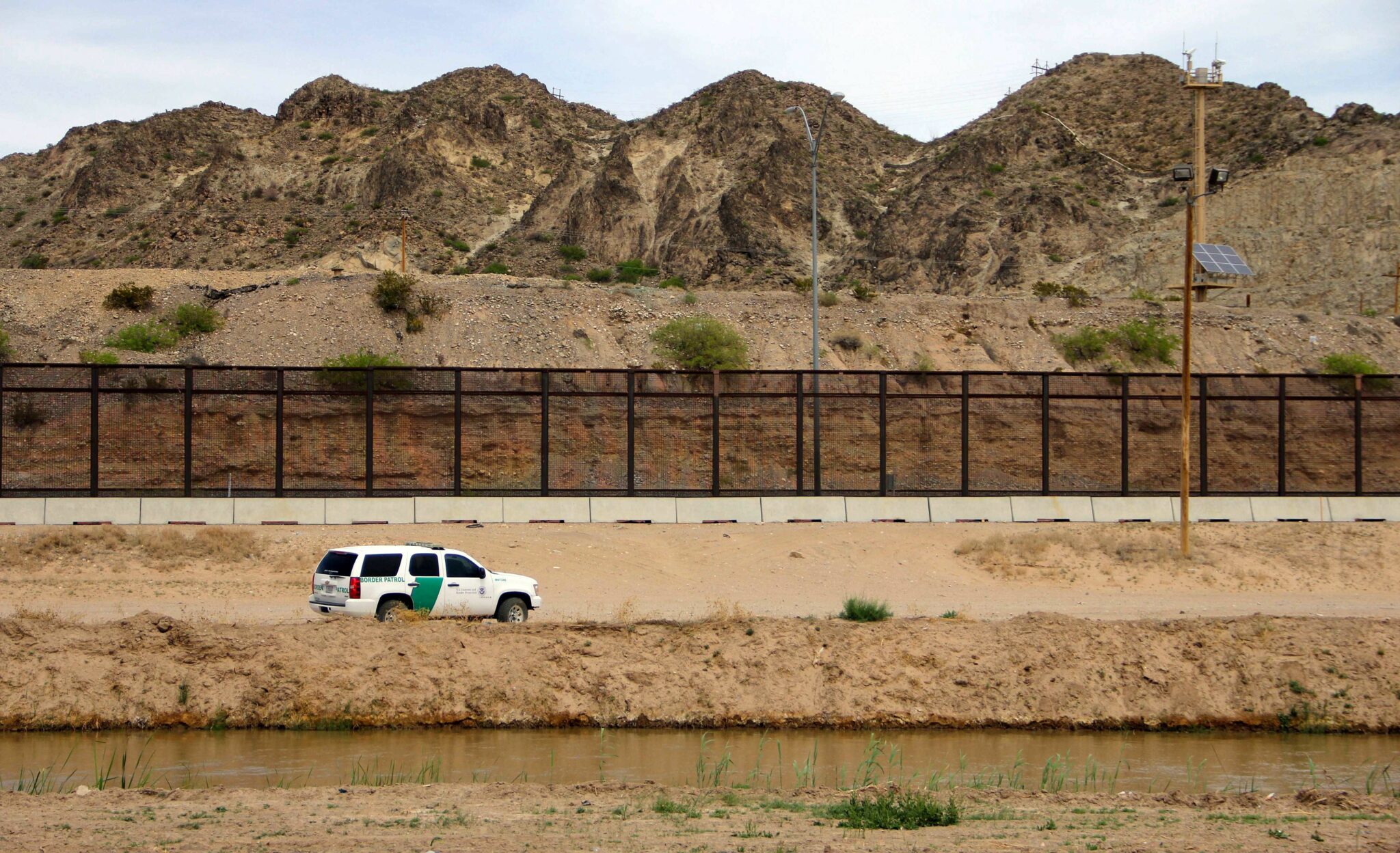 A US Border Patrol is seen from Mexico while patrolling along the border line between the cities of El Paso, Texas, in the United States, and Ciudad Juarez, Chihuahua state, Mexico on April 7, 2018. 
The US states of Texas and Arizona on Friday announced plans to send National Guard troops to the southern border with Mexico after President Donald Trump ordered a thousands-strong deployment to combat drug trafficking and illegal immigration. / AFP PHOTO / HERIKA MARTINEZ        (Photo credit should read HERIKA MARTINEZ/AFP via Getty Images)